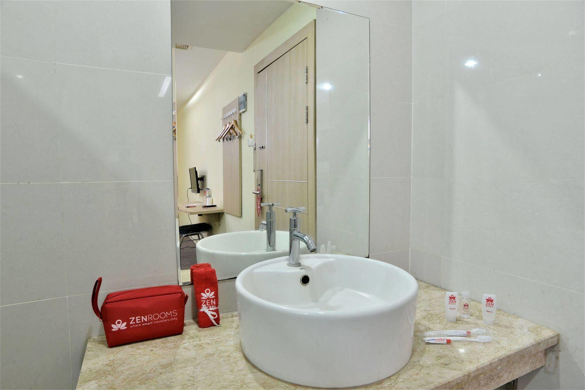 Zen Rooms Rujia Pecenongan Джакарта Екстериор снимка