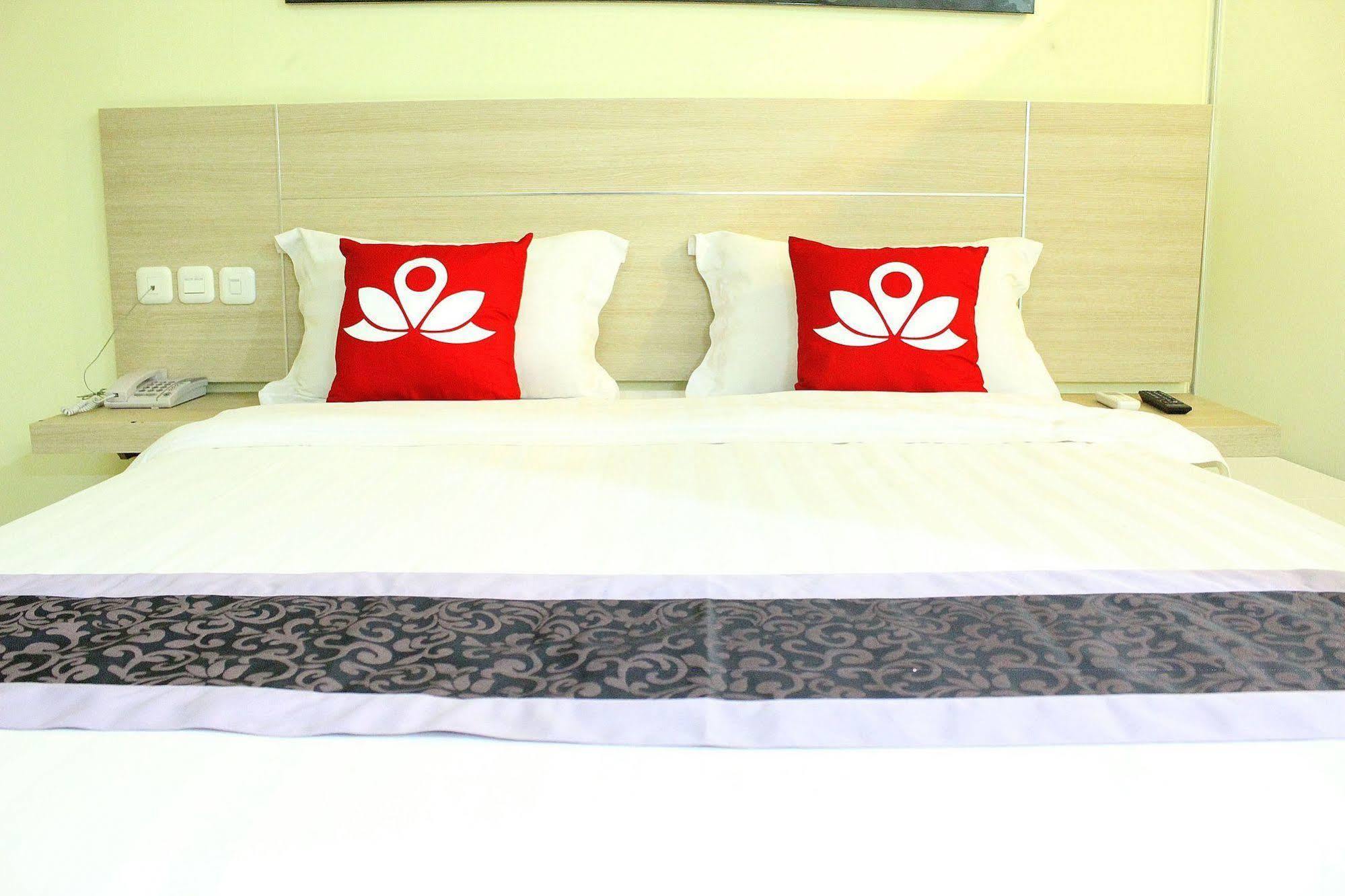 Zen Rooms Rujia Pecenongan Джакарта Екстериор снимка