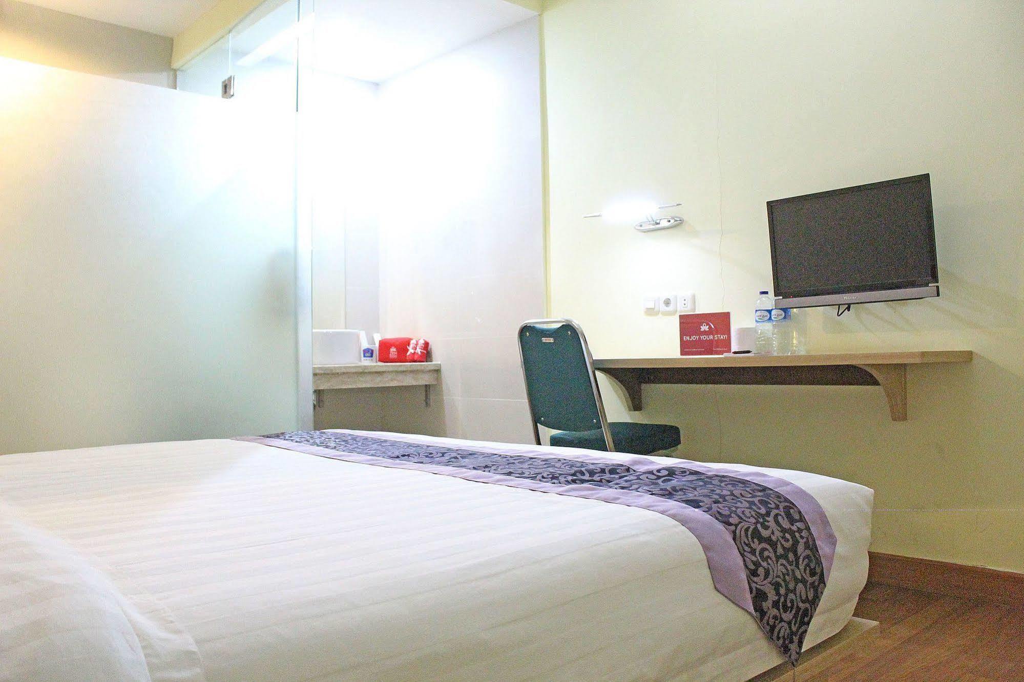 Zen Rooms Rujia Pecenongan Джакарта Екстериор снимка