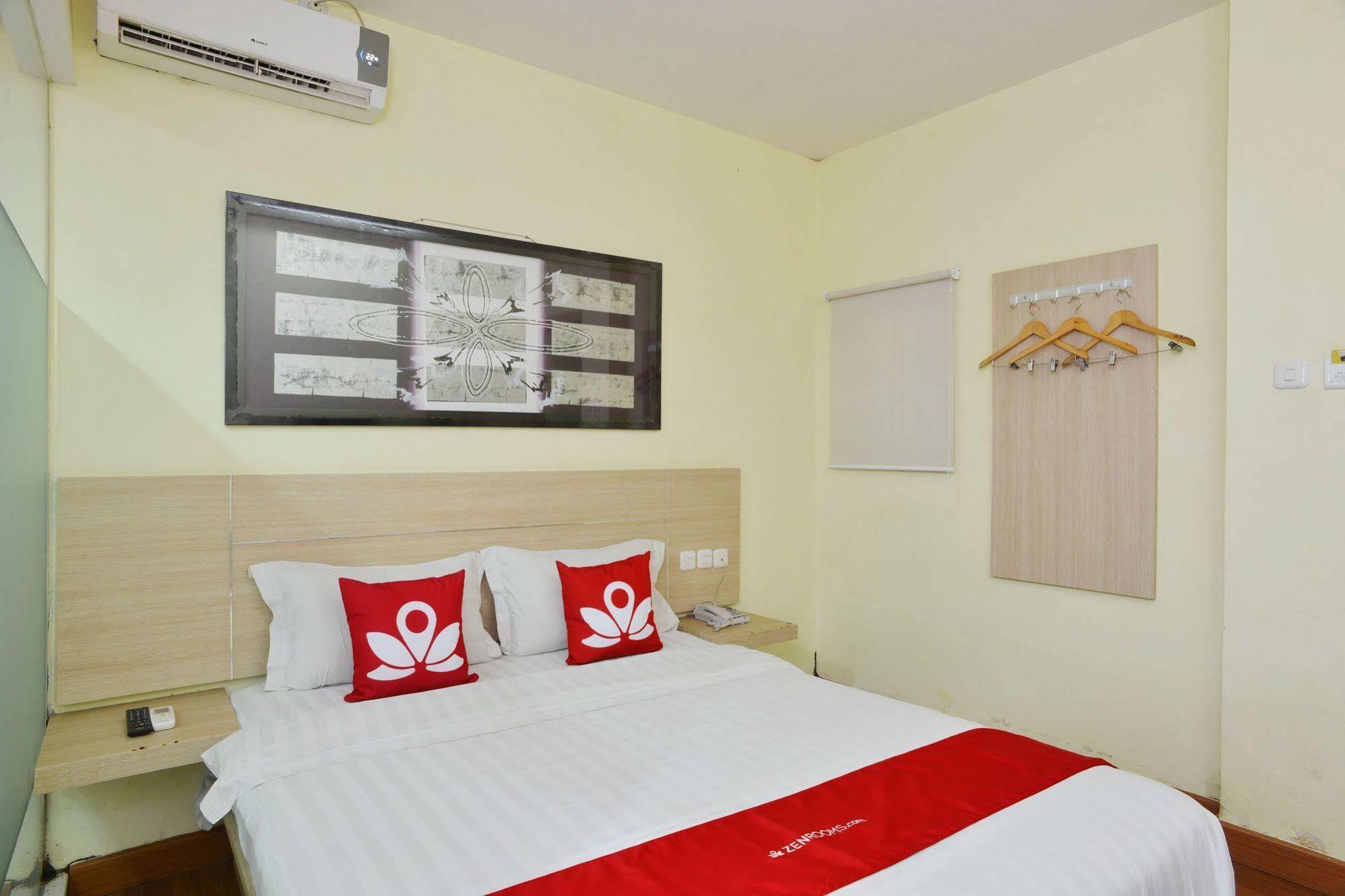Zen Rooms Rujia Pecenongan Джакарта Екстериор снимка