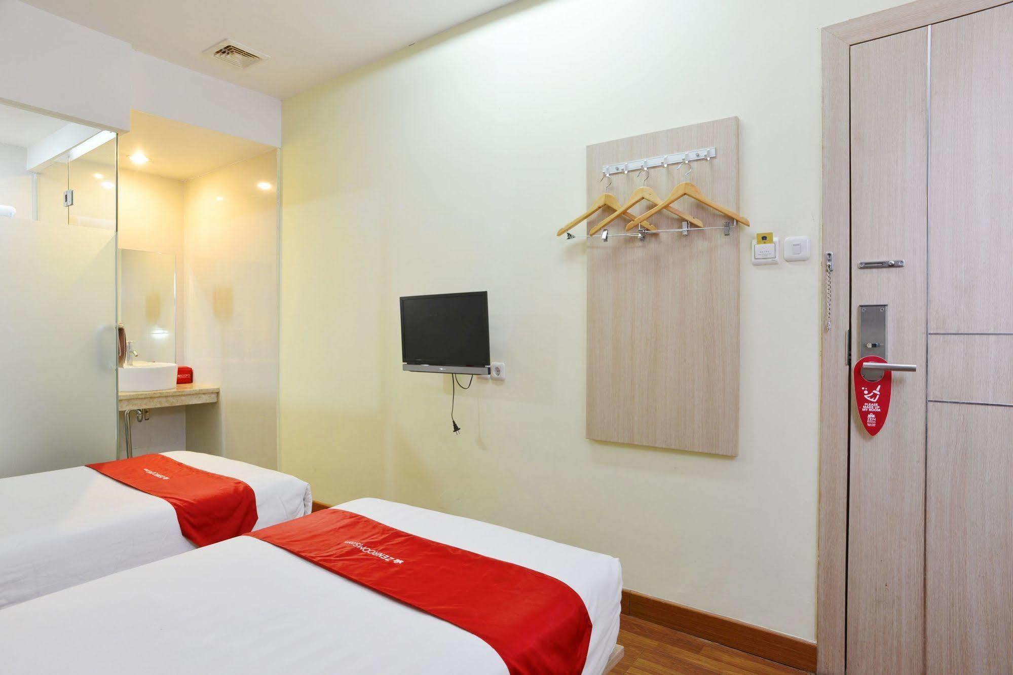 Zen Rooms Rujia Pecenongan Джакарта Екстериор снимка