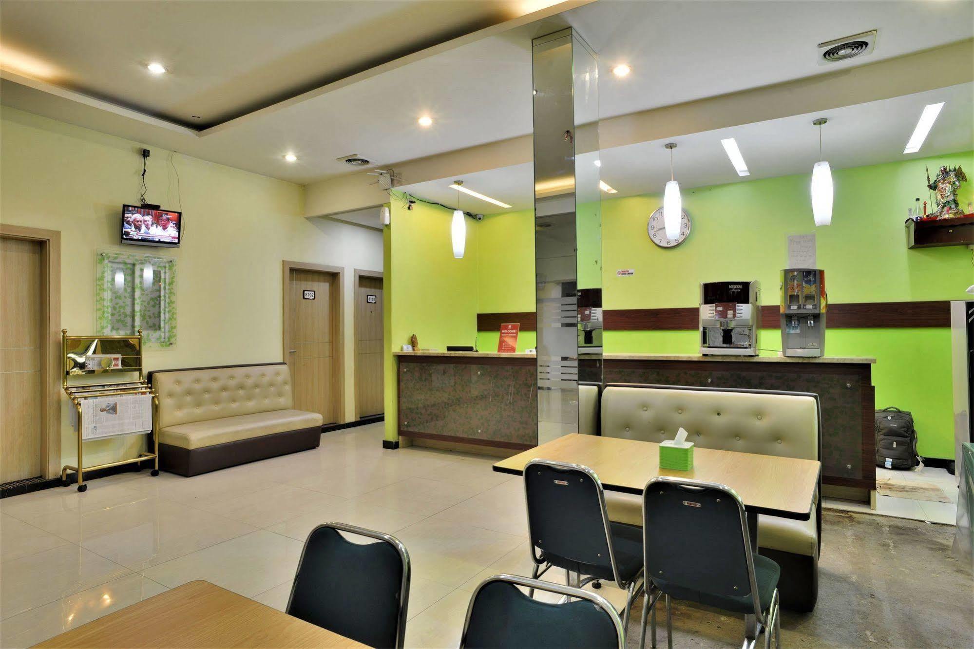 Zen Rooms Rujia Pecenongan Джакарта Екстериор снимка